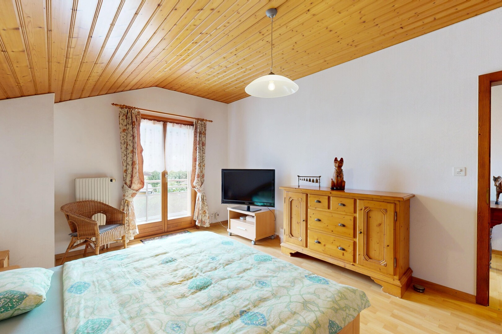 chambre avec éclairage suspendu, drywall, cloison sèche, wood ceiling, et plafond en bois