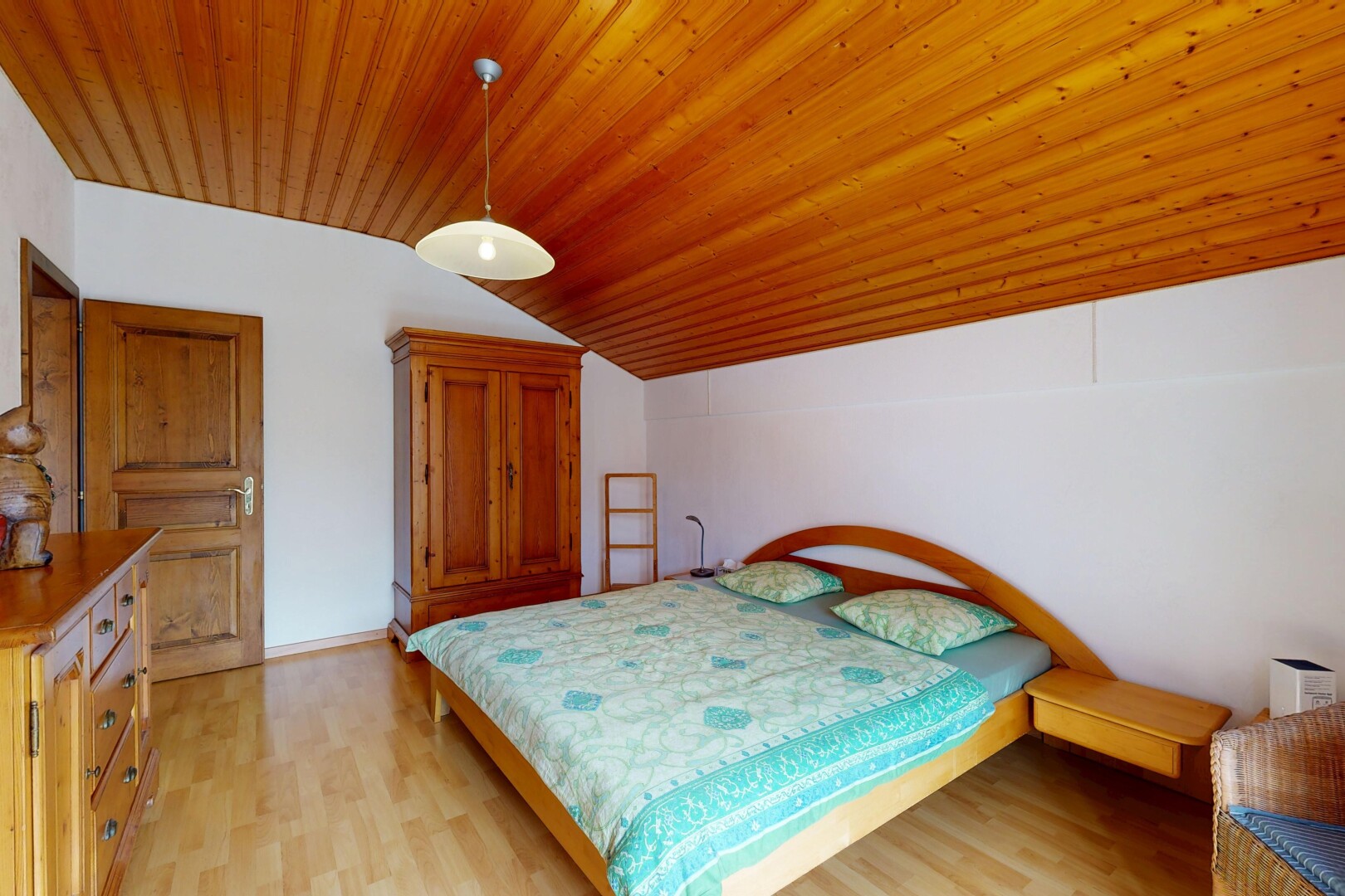 chambre avec plafond voûté, vaulted ceiling, éclairage suspendu, pièce supplémentaire, et plafond en bois
