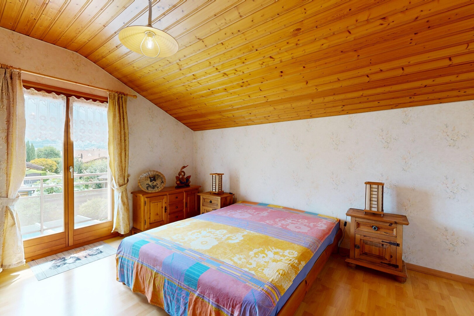 chambre avec plafond voûté, vaulted ceiling, plafond en bois, wood ceiling, et accès à l'extérieur