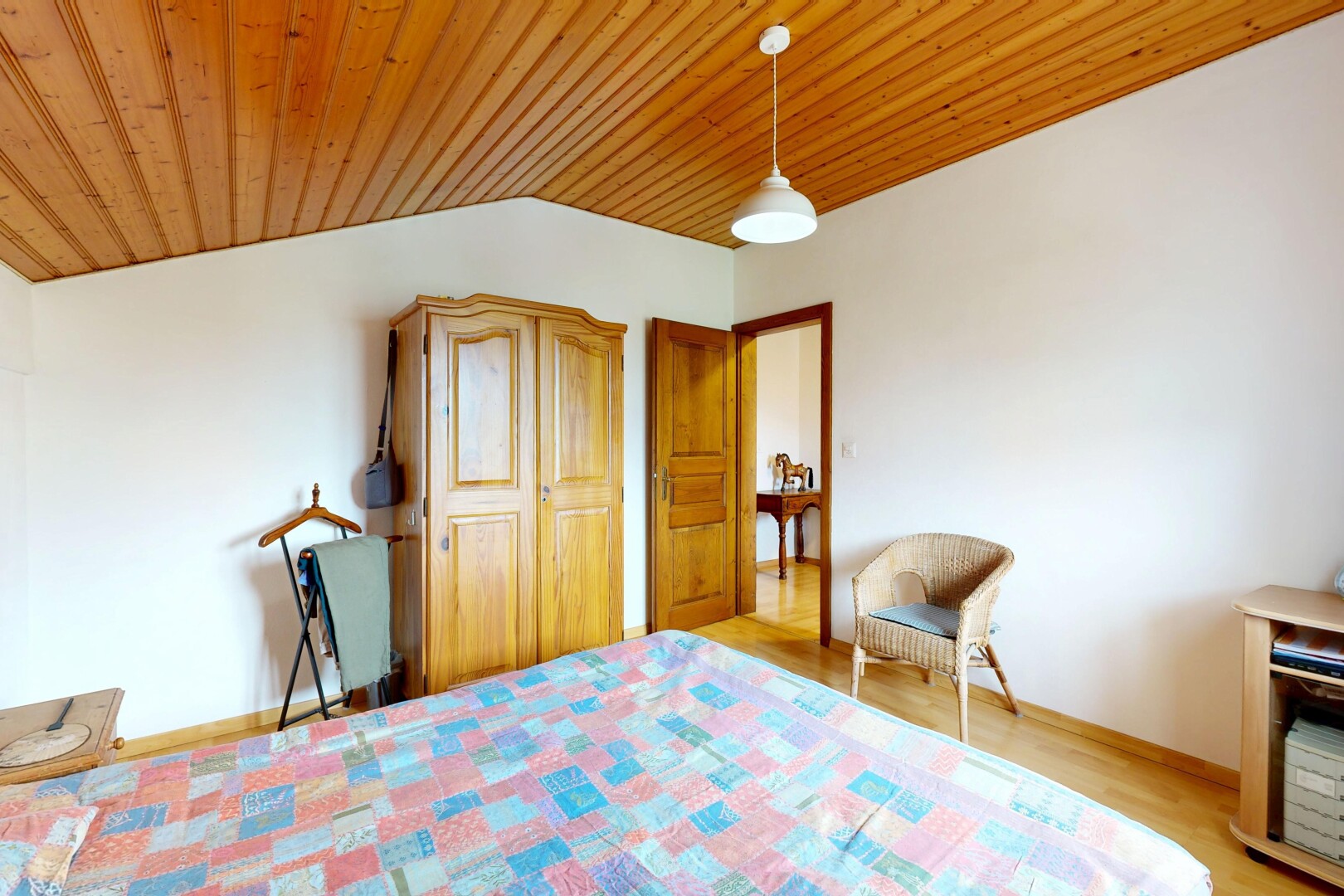 chambre avec drywall, cloison sèche, vaulted ceiling, plafond voûté, et éclairage suspendu