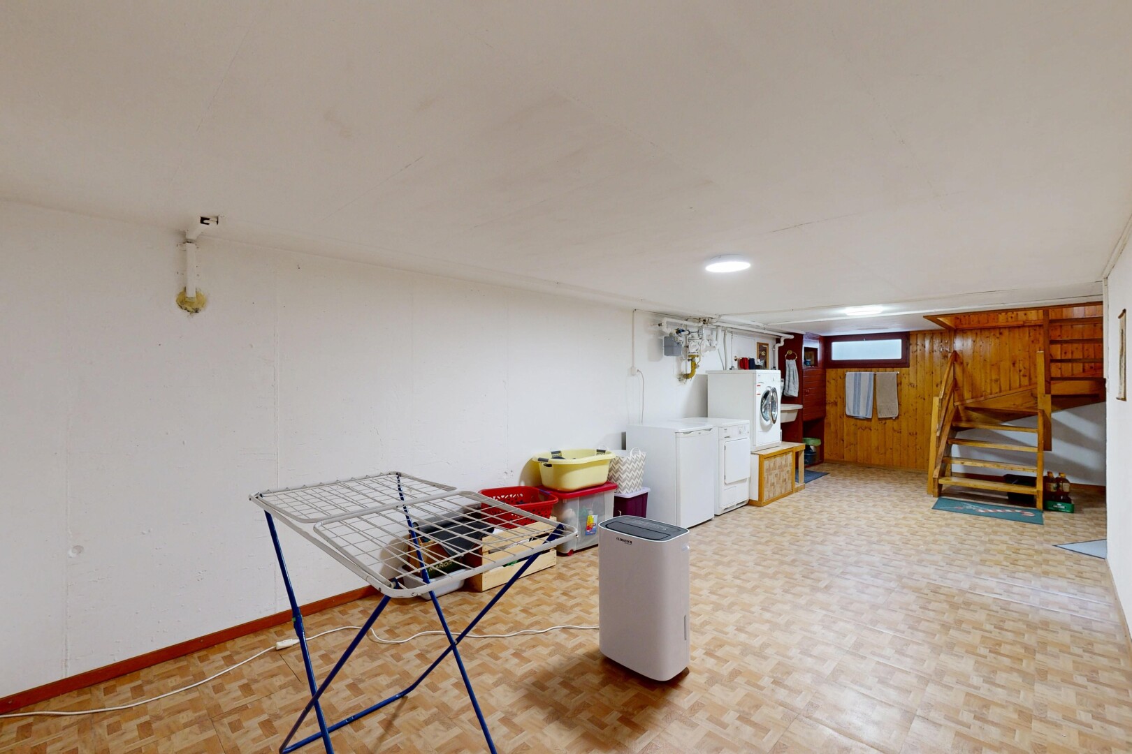 espace intérieur avec low ceiling, plafond bas, escaliers, drywall, et cloison sèche