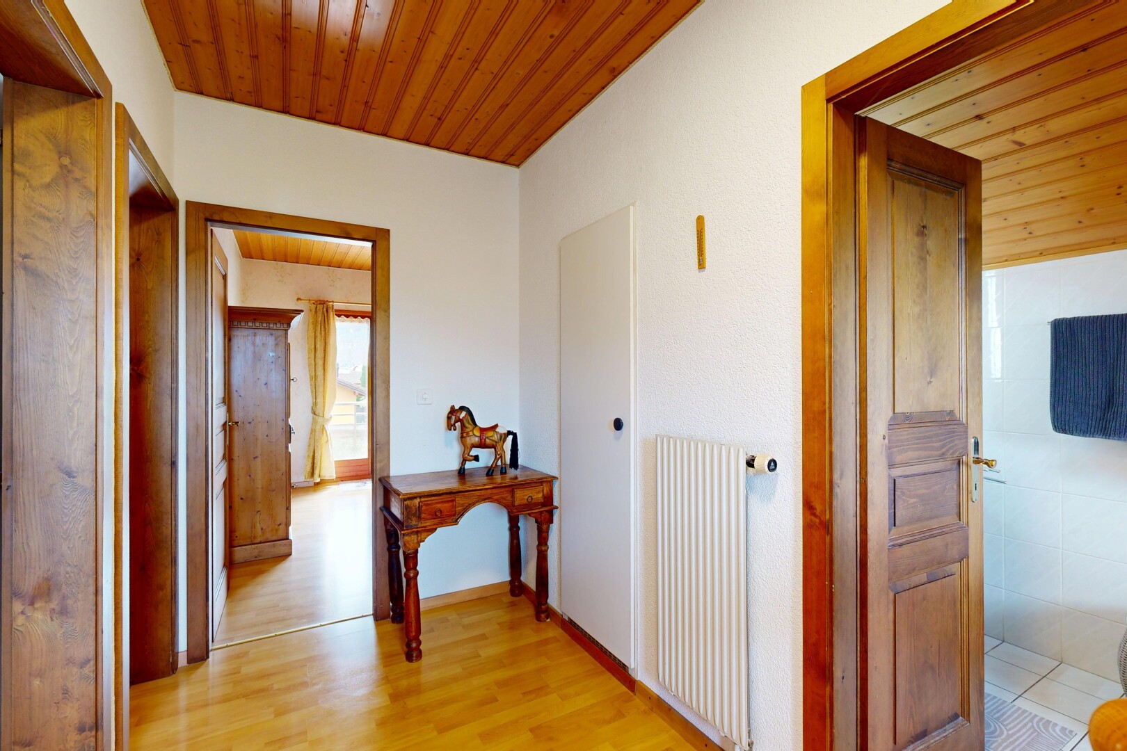 couloir avec plafond en bois, wood ceiling, radiateur, high end ceiling, et cloison sèche