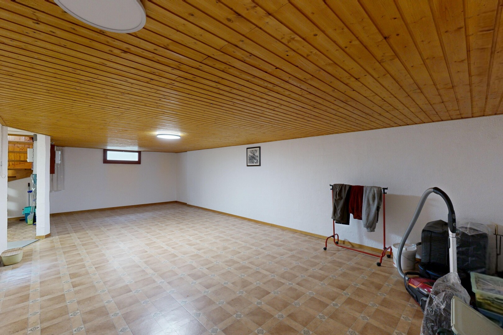 pièce vide avec sol en vinyle, vinyl floor, cloison sèche, drywall, et vinyl tile