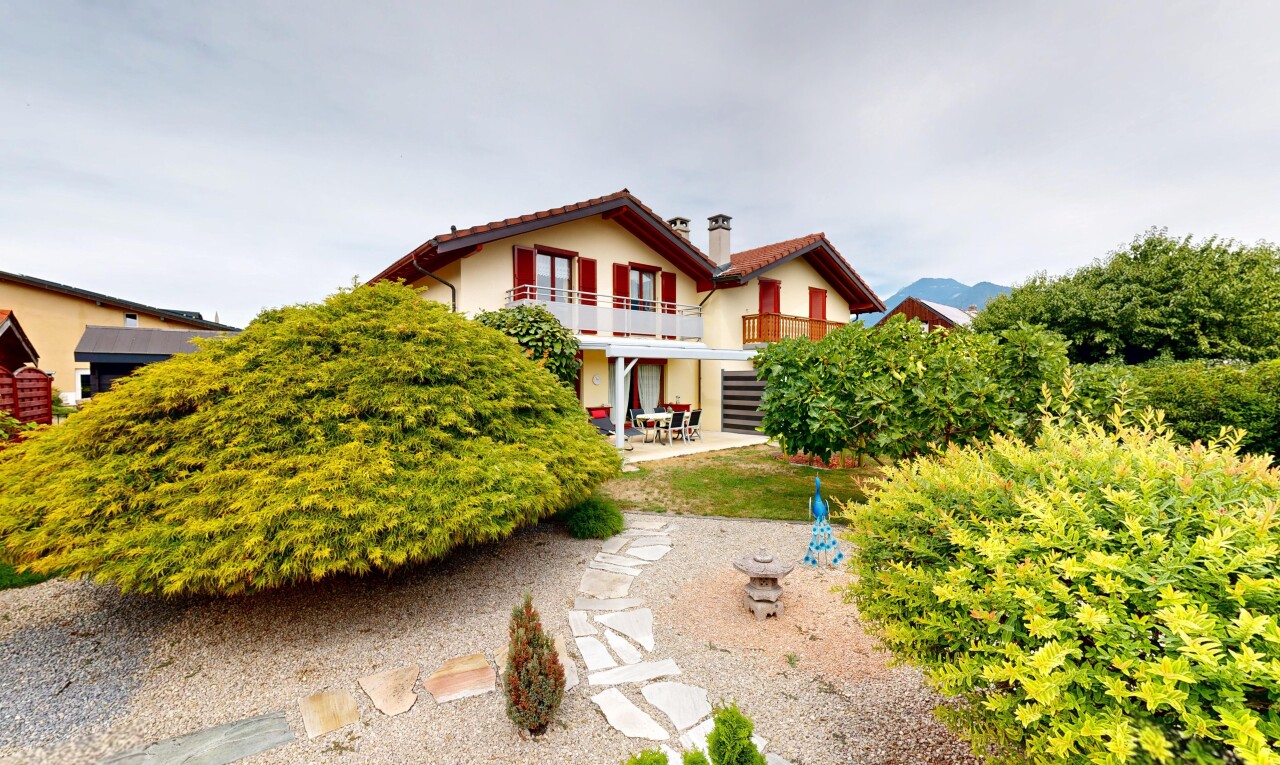 façade avec terrasse, property visible, cheminée, balcon, et bardage en stuc