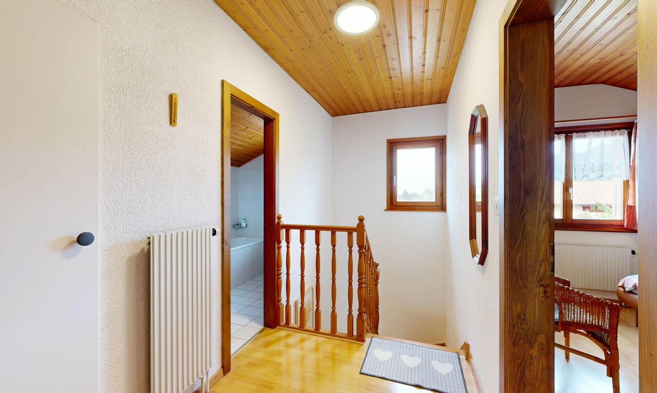 couloir avec radiateur, wood ceiling, plafond en bois, palier à l'étage, et high end ceiling