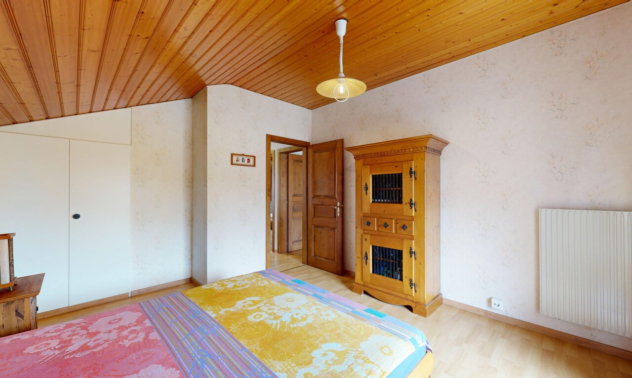 chambre avec éclairage suspendu, radiateur, wood ceiling, plafond en bois, et vaulted ceiling