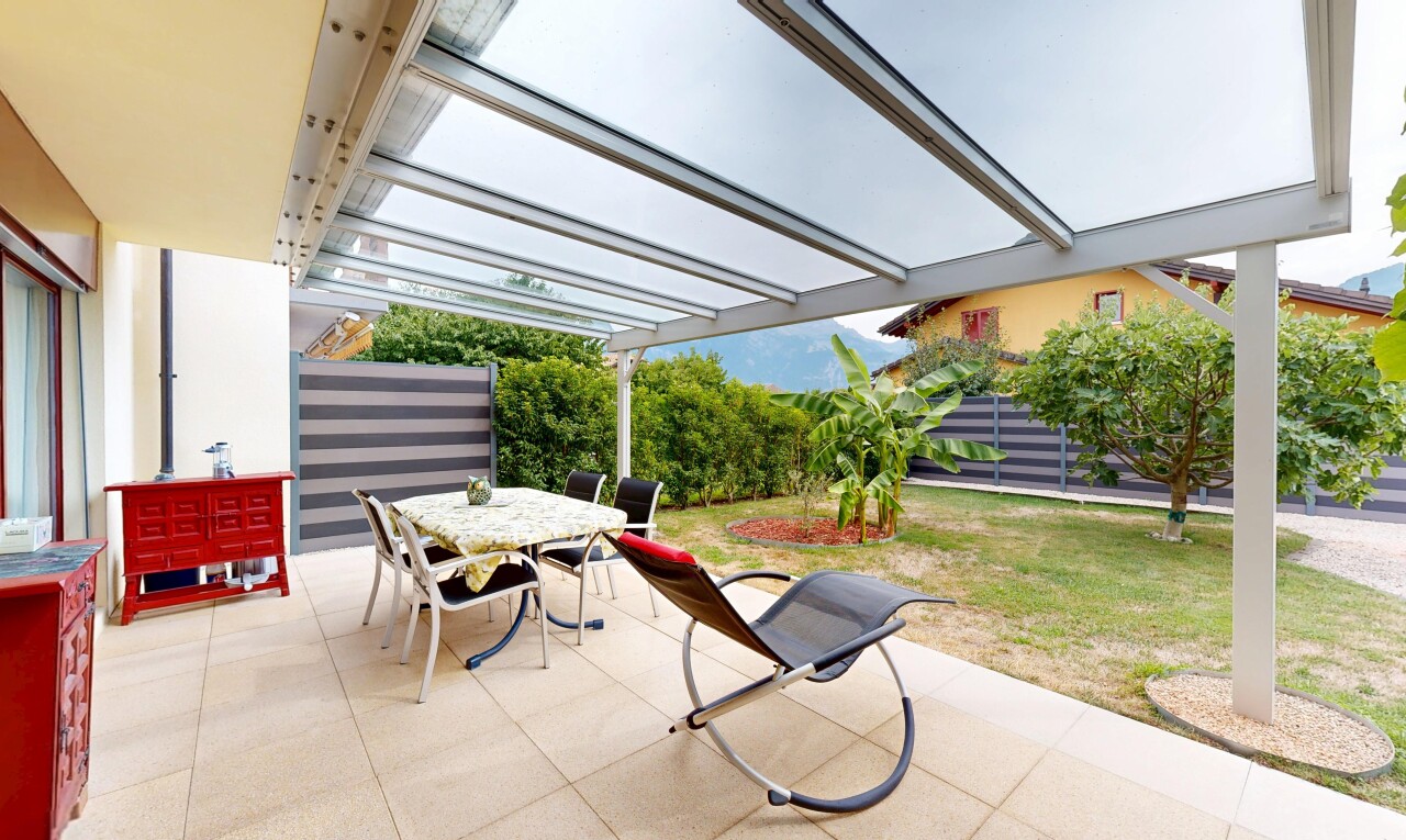 terrasse avec coin repas extérieur, terrasse, et from property