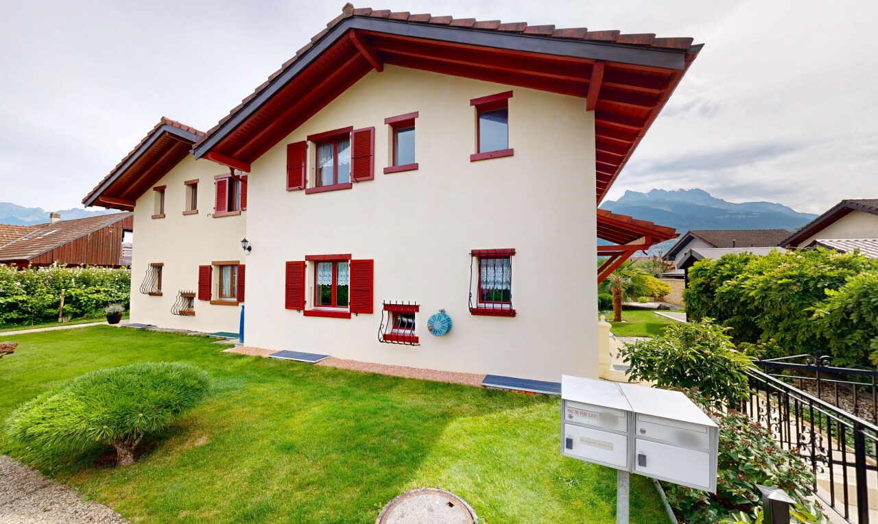 façade avec toit en tuiles, pelouse, bardage en stuc, et property visible