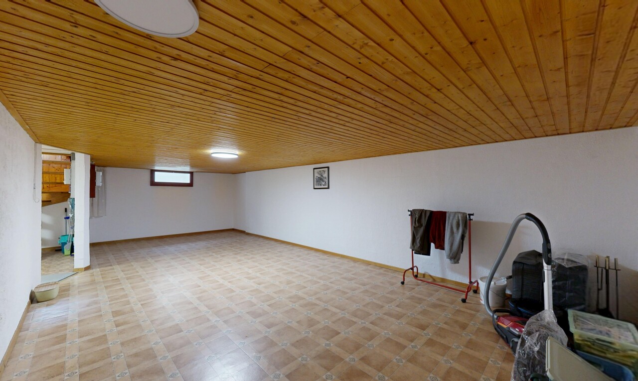 pièce vide avec sol en vinyle, vinyl floor, cloison sèche, drywall, et vinyl tile
