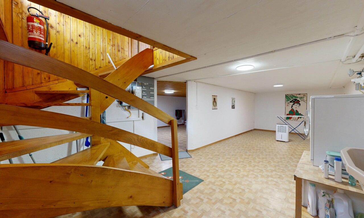 escaliers avec drywall, cloison sèche, sous-sol, inside property, et vinyl floor