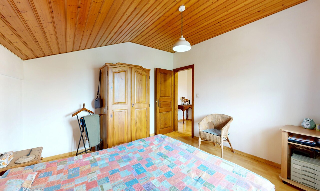 chambre avec drywall, cloison sèche, vaulted ceiling, plafond voûté, et éclairage suspendu