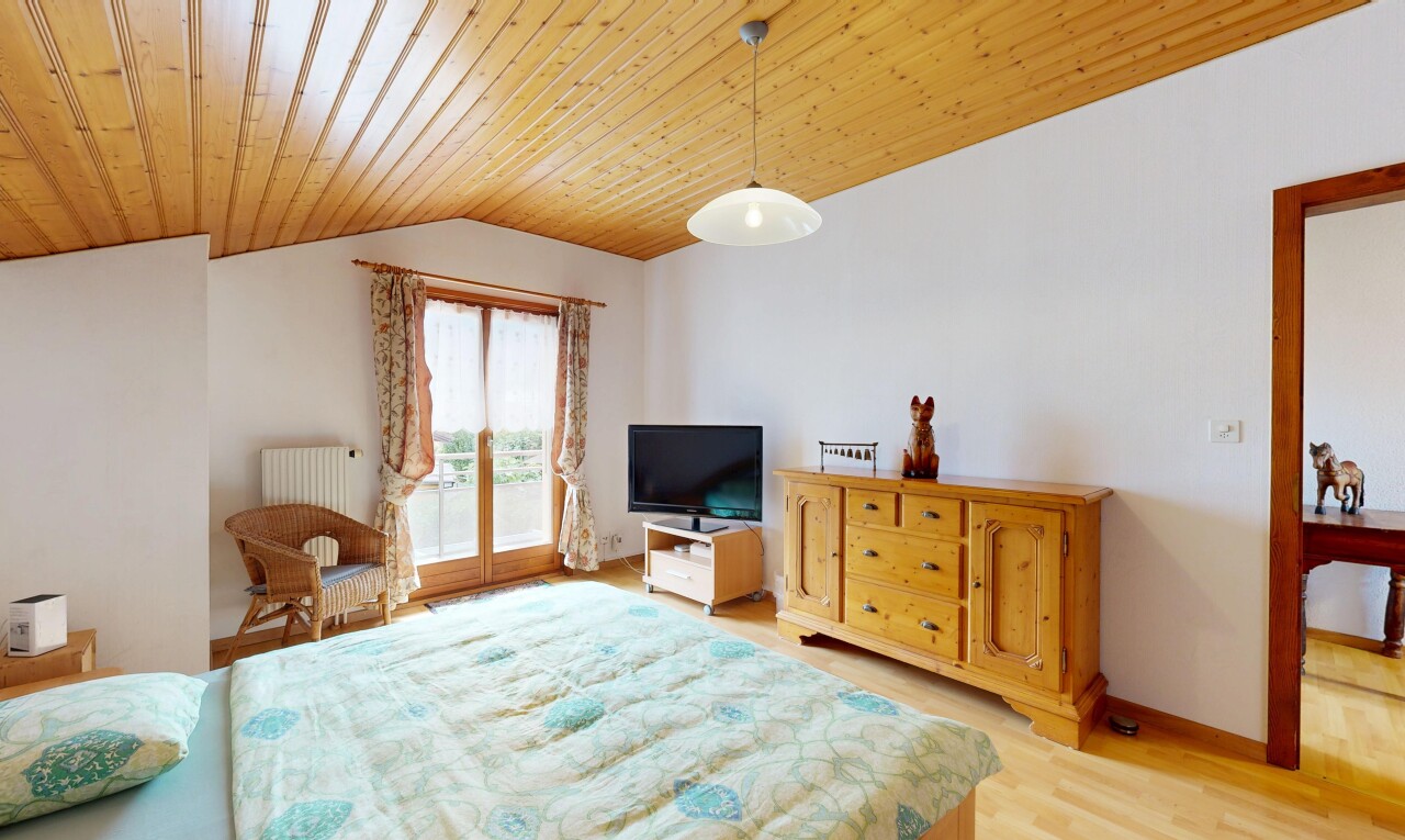 chambre avec éclairage suspendu, drywall, cloison sèche, wood ceiling, et plafond en bois