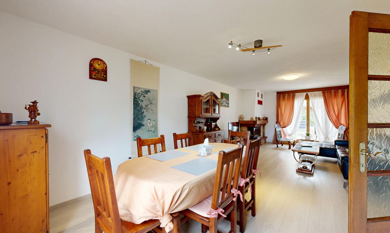 salle à manger avec éclairage sur rail, drywall, cloison sèche, inside property, et light floor