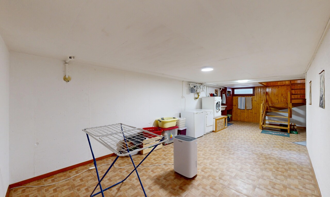 espace intérieur avec low ceiling, plafond bas, escaliers, drywall, et cloison sèche
