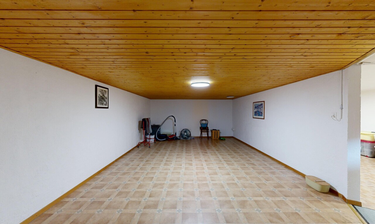 pièce vide avec wood ceiling, plafond en bois, drywall, cloison sèche, et vinyl floor