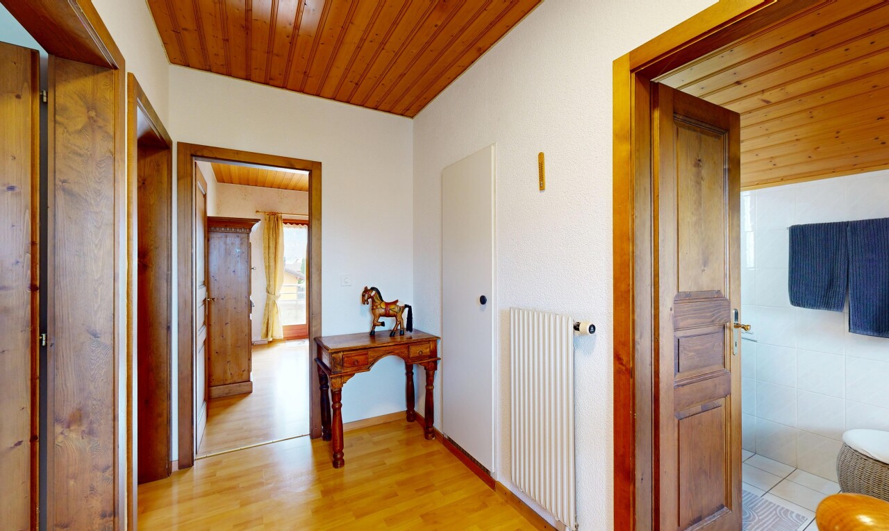 couloir avec plafond en bois, wood ceiling, radiateur, high end ceiling, et cloison sèche