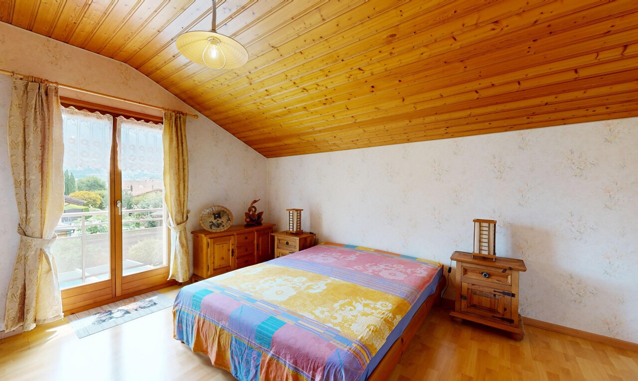 chambre avec plafond voûté, vaulted ceiling, plafond en bois, wood ceiling, et accès à l'extérieur