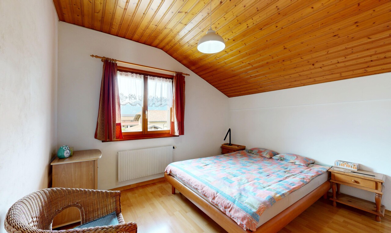 chambre avec plafond voûté, vaulted ceiling, radiateur, plafond en bois, et wood ceiling