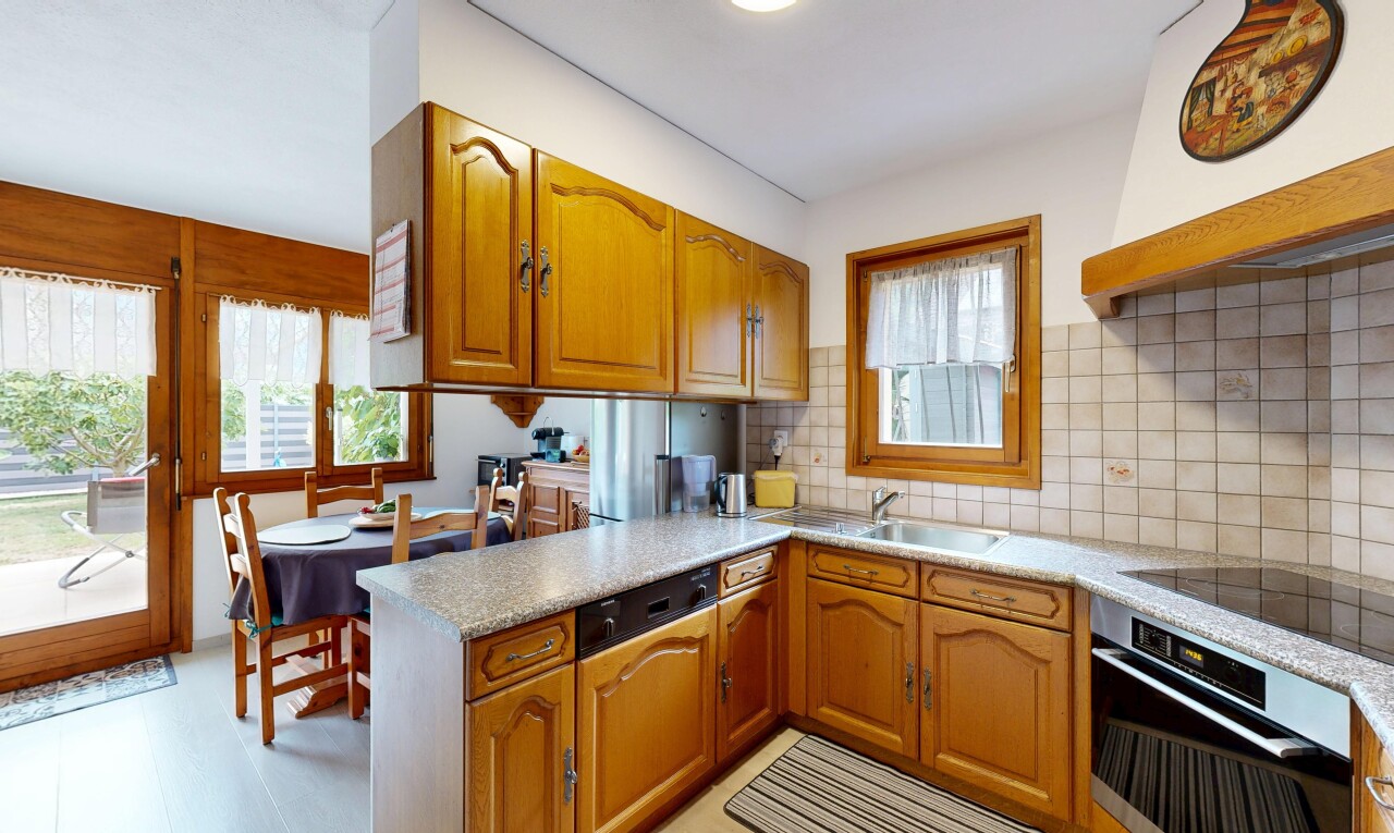 cuisine avec arched cabinets, armoires en arc, light countertops, plans de travail, et hotte