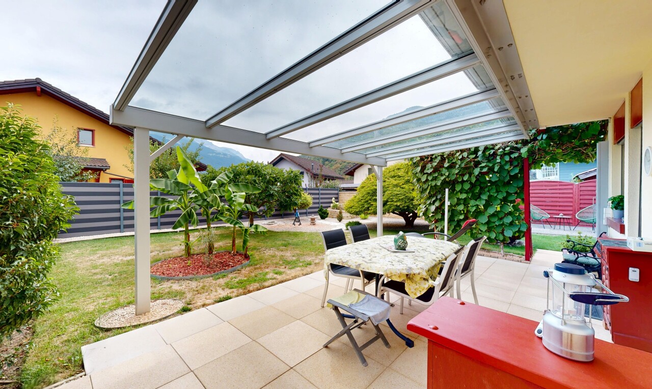 terrasse avec clôture, coin repas extérieur, terrasse, pelouse, et overcast