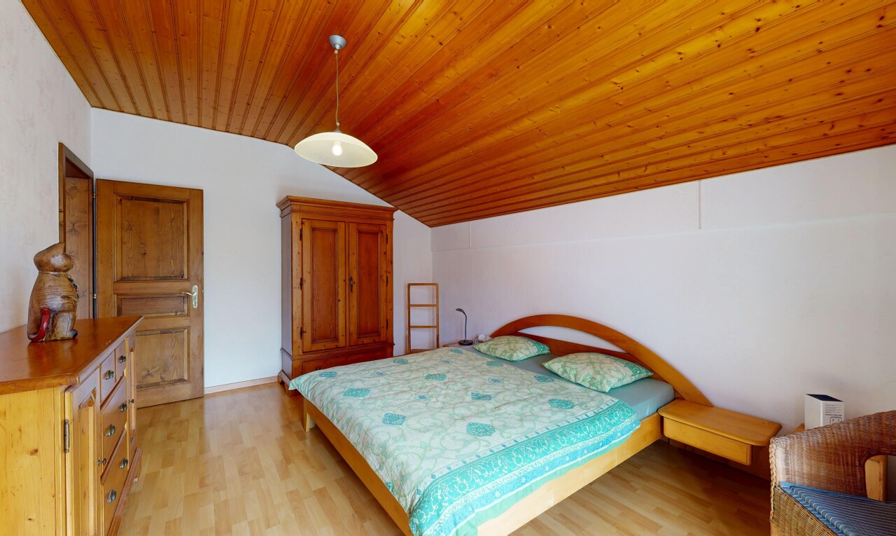 chambre avec plafond voûté, vaulted ceiling, éclairage suspendu, pièce supplémentaire, et plafond en bois