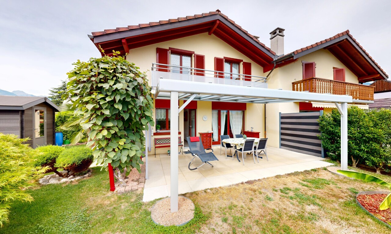 façade avec terrasse, cheminée, property visible, toit en tuiles, et balcon