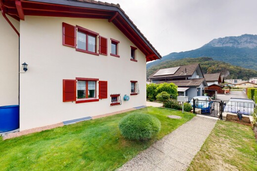 außenansicht mit mountain view, blick auf die berge, tor, stuckverkleidung, und ziegeldach