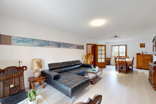 salon / salle à manger avec drywall, cloison sèche, lumière naturelle, inside property, et wood finish floor