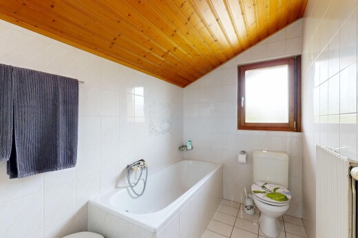 salle de bains avec toilette, tile wall, mur en carrelage, salle de bain complète, et bain