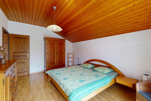 chambre avec plafond voûté, vaulted ceiling, éclairage suspendu, pièce supplémentaire, et plafond en bois