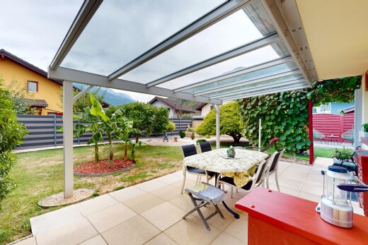 terrasse avec clôture, coin repas extérieur, terrasse, pelouse, et overcast