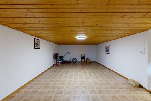 pièce vide avec wood ceiling, plafond en bois, drywall, cloison sèche, et vinyl floor