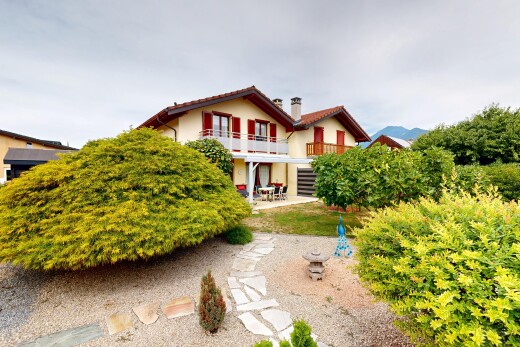façade avec terrasse, property visible, cheminée, balcon, et bardage en stuc