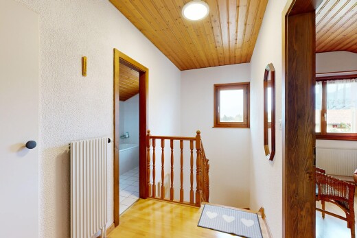 couloir avec radiateur, wood ceiling, plafond en bois, palier à l'étage, et high end ceiling