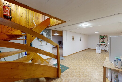 escaliers avec drywall, cloison sèche, sous-sol, inside property, et vinyl floor