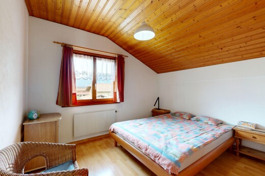 chambre avec plafond voûté, vaulted ceiling, radiateur, plafond en bois, et wood ceiling