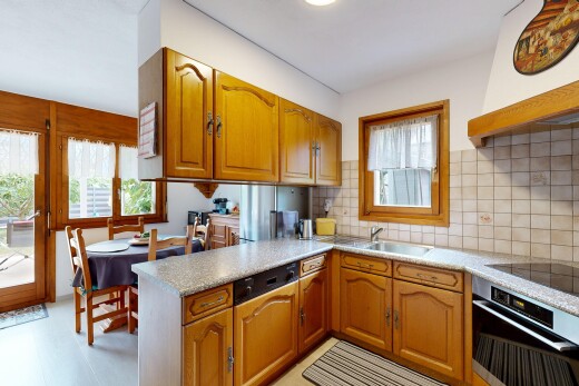 cuisine avec arched cabinets, armoires en arc, light countertops, plans de travail, et hotte