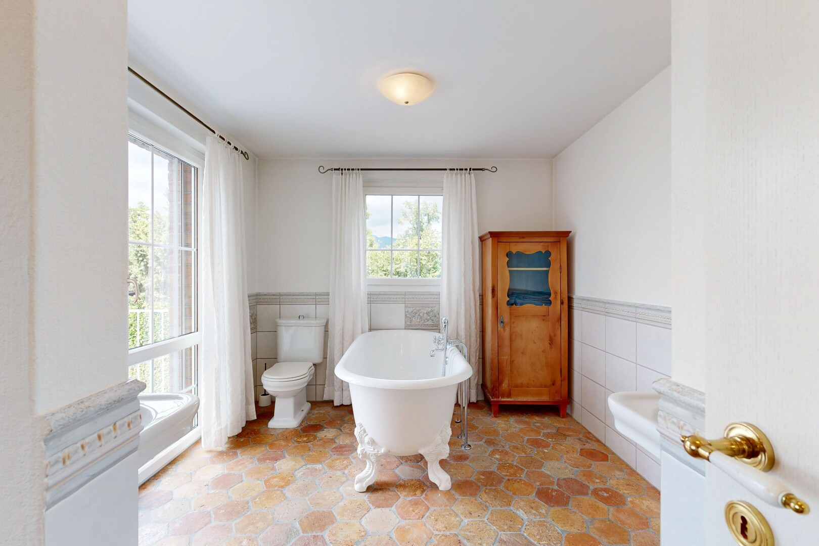 bad mit fliesenwand, tile wall, bad, komplettes badezimmer, und vertäfelungswand