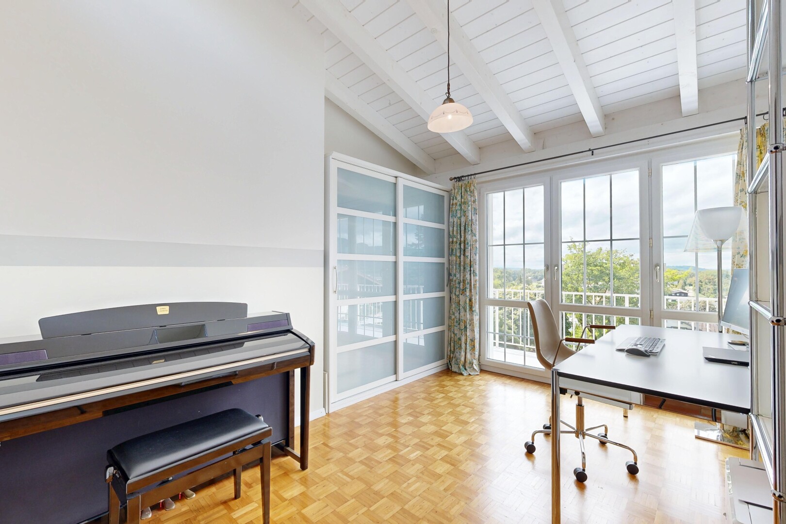 büro mit bürobereich, vaulted ceiling, dachschräge, parquet floor, und inside property