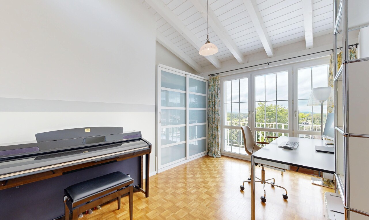 büro mit bürobereich, vaulted ceiling, dachschräge, parquet floor, und inside property