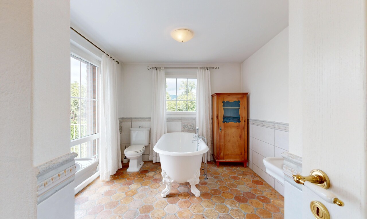 bad mit fliesenwand, tile wall, bad, komplettes badezimmer, und vertäfelungswand