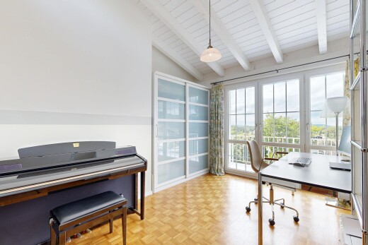 büro mit bürobereich, vaulted ceiling, dachschräge, parquet floor, und inside property