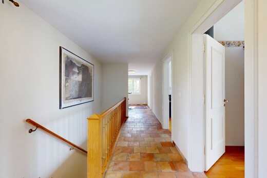 halle / korridor mit obergeschoss-podest, inside property, natural light, natürliches licht, und drywall