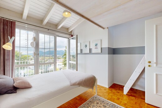 zimmer / schlafzimmer mit parquet floor, balkendecke, beamed ceiling, natürliches licht, und natural light