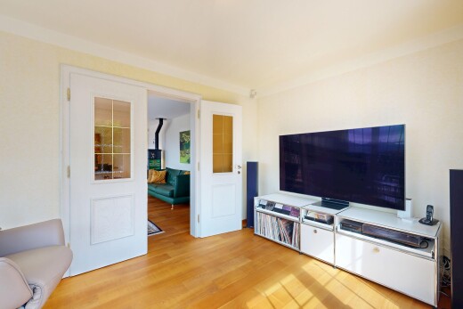 wohnzimmer mit fernseher, wood finish floor, holzfußboden, drywall, und gipskartonwand