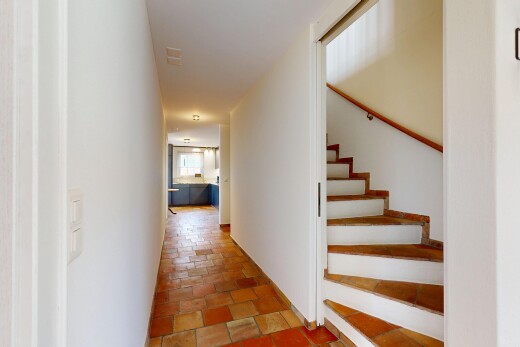treppe mit natürliches licht, natural light, treppen, inside property, und gipskartonwand