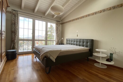 zimmer / schlafzimmer mit vaulted ceiling, dachschräge, beamed ceiling, balkendecke, und inside property