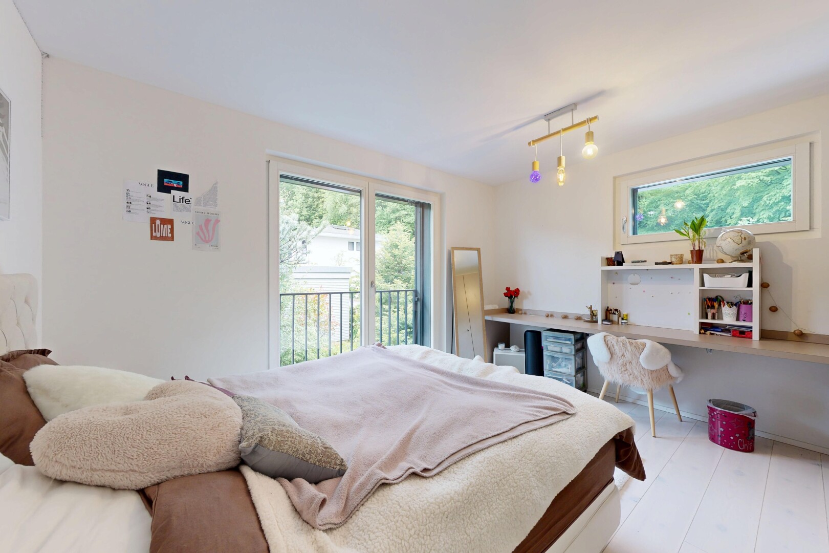 zimmer / schlafzimmer mit gipskartonwand, drywall, inside property, außenzugang, und natürliches licht