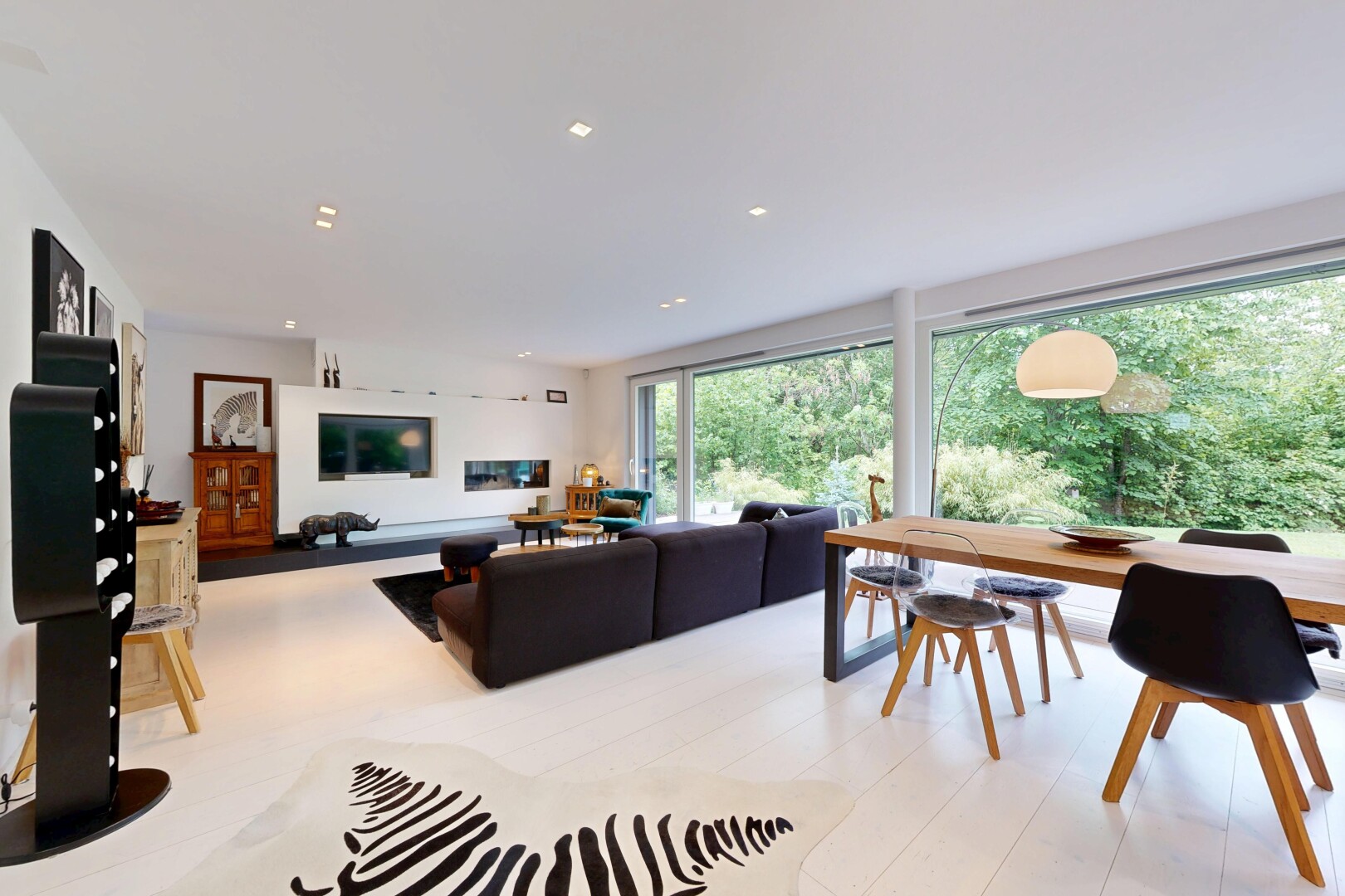 wohn- / esszimmer mit natural light, natürliches licht, inside property, recessed lighting, und einbauleuchten