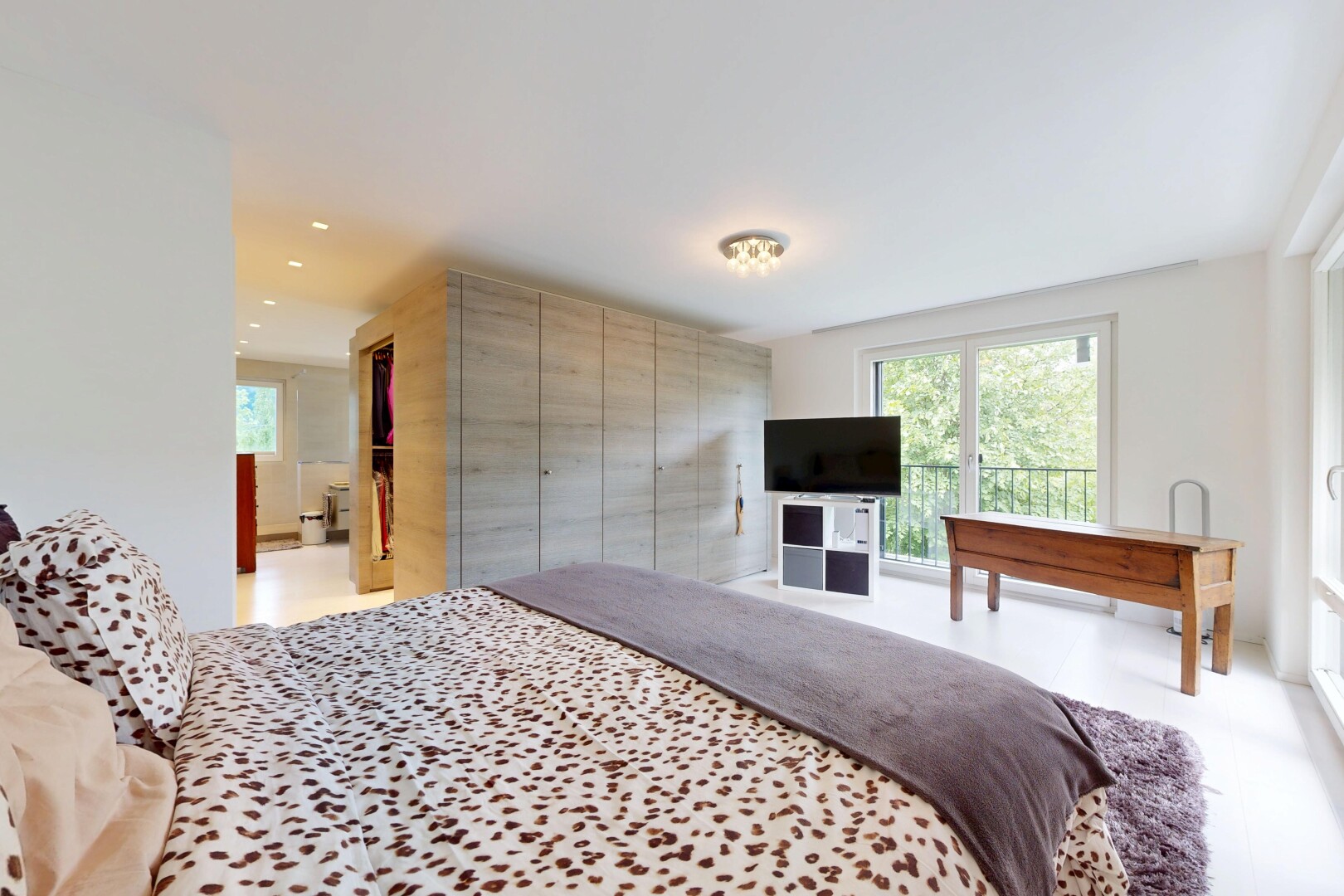 zimmer / schlafzimmer mit inside property, gipskartonwand, drywall, natürliches licht, und natural light